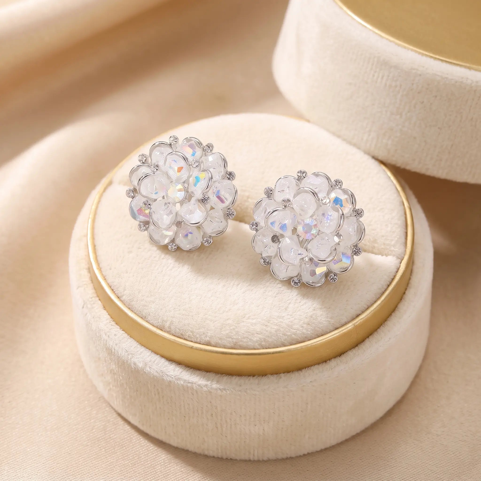 Lisizen Handmade Crystal Flower Earrings for Adults, Unique Fashion Gentle Versatile Elegant Light Luxury Minimalist Design, Feminine Bling Effect Ear Accessories, DZEH6067, Sparkling Ear Jewelry